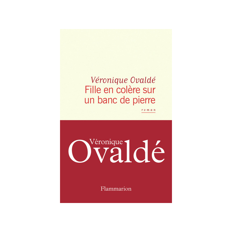 Fille en colère sur un banc de pierre